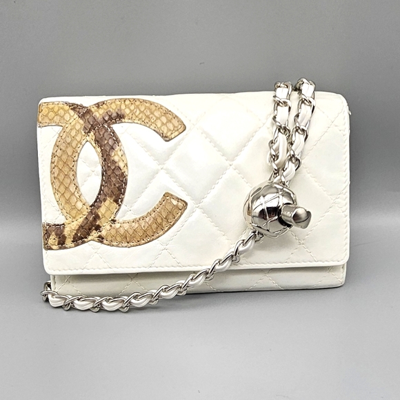 CHANEL Handbags - 💮CHANEL Cambon White Wallet 💮